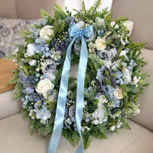 Kopogtató hortenziával & rózsákkal